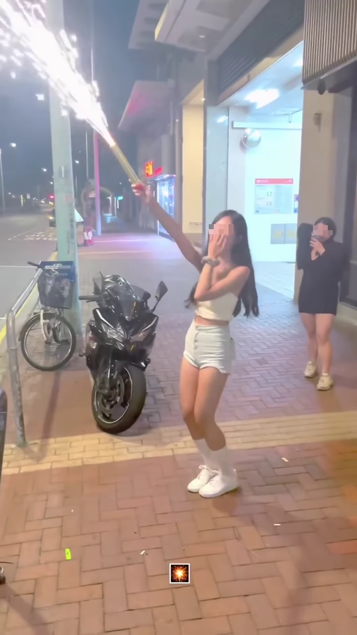 元朗馬田路有少女涉嫌在街頭非法放煙花。(網上影片截圖)