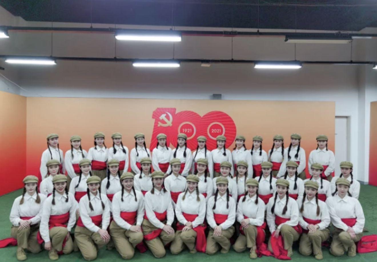 恒大歌舞團平均年齡21歲的40名團員,參演慶祝中國共產黨成立100週年文藝演出。(微博圖片)