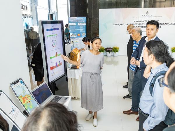 科大環境研究所於典禮後展示了由其研發的PRAISE-HK流動應用程式。該應用程式可向使用者提供細微至個別街道的實時空氣質素情報,以及個人化健康風險信息,有助於減少空氣污染對用戶的健康威脅。(科大圖片)