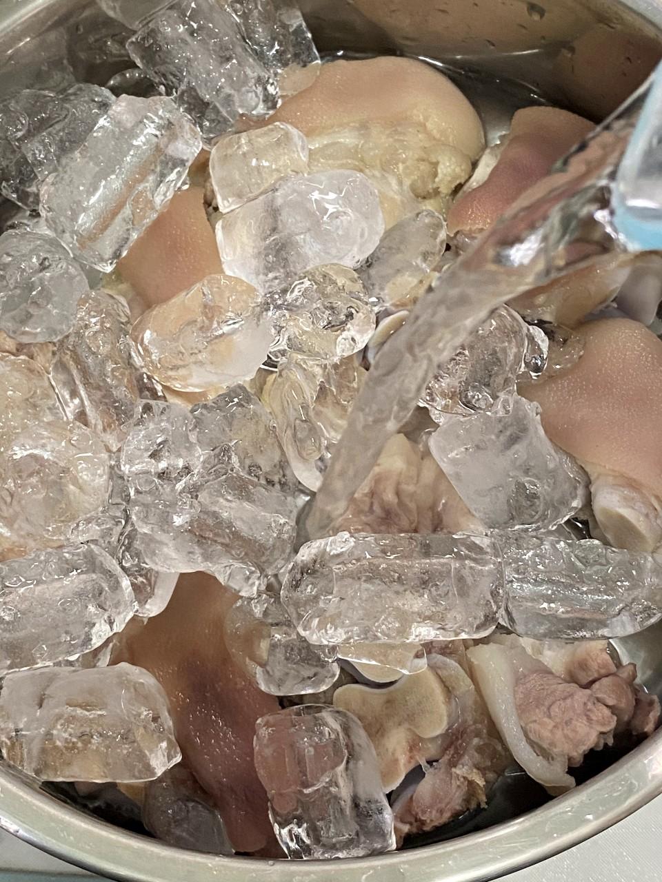 白雲豬手食譜│撈出豬手,水龍頭下沖至不燙手,再泡冰水一小時。放入換了乾淨水的煲中,再開火水滾後收細,煲20分鐘,又撈出沖水,再泡冰水半小時。重複這步驟多一次
