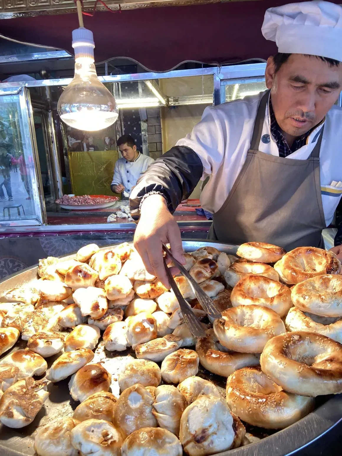 饢餅、烤包子等傳統維族美食。(圖/李宗芳攝)