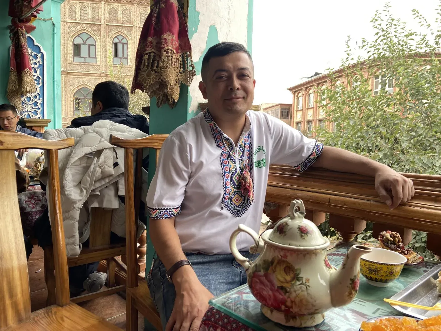 「百年老茶館」第四代老闆買買提克里木稱「雙節」期間日營收達上萬人民幣。(圖/李宗芳攝)