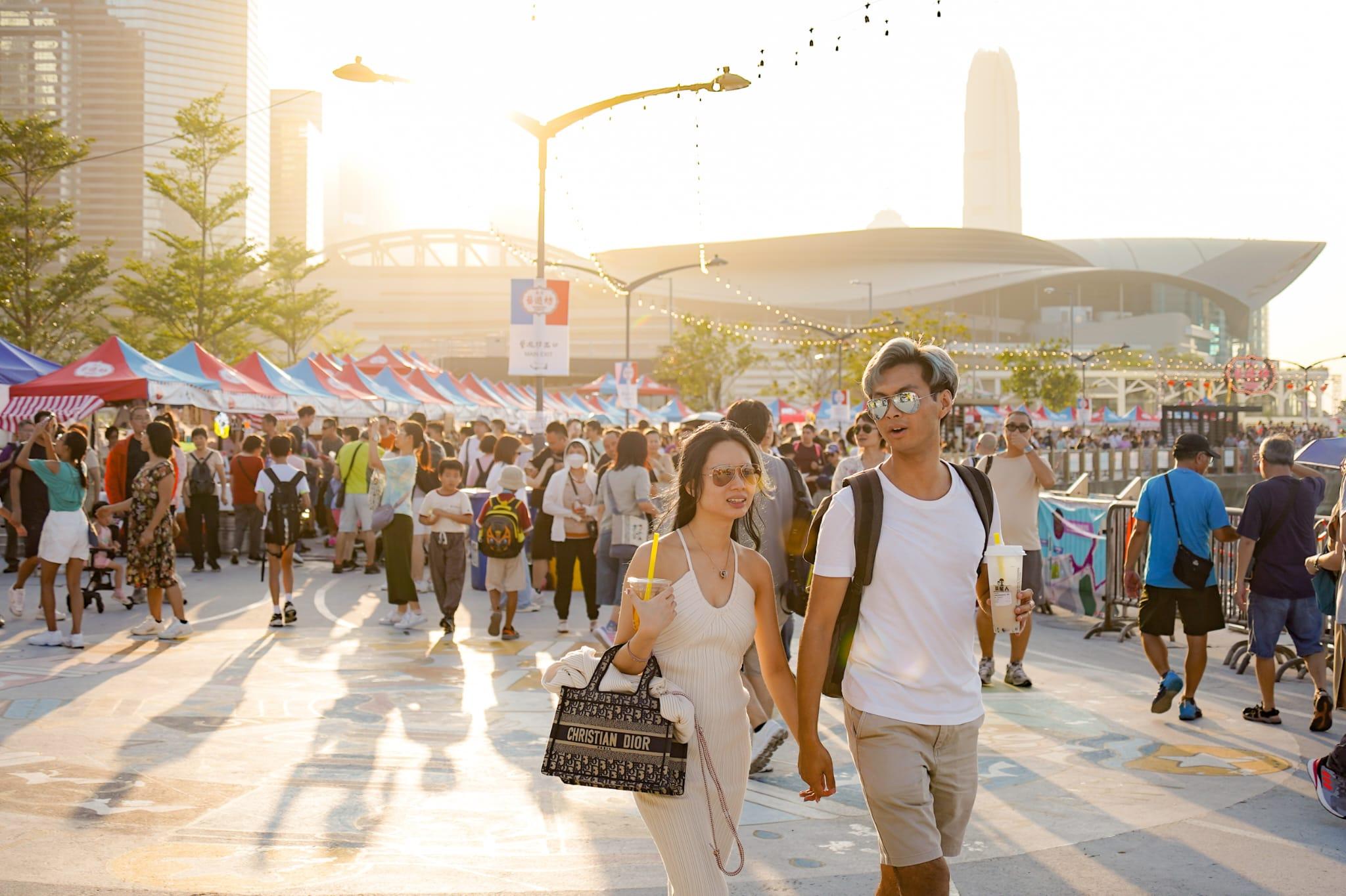 灣仔海濱市集吸引不少市民入場。(李睿哲攝)