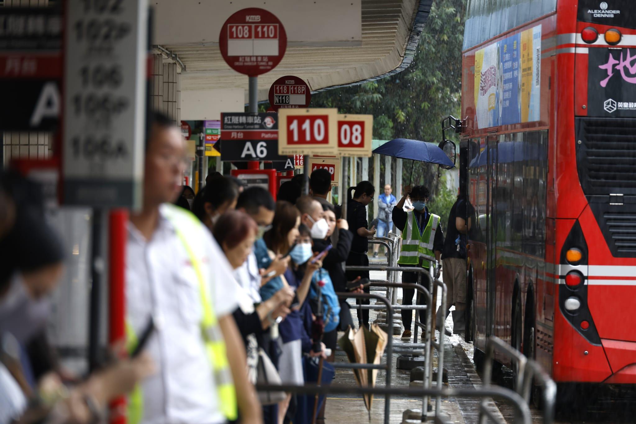 在紅磡巴士轉車站,擠滿了趕著上班的市民。(林俊源攝)