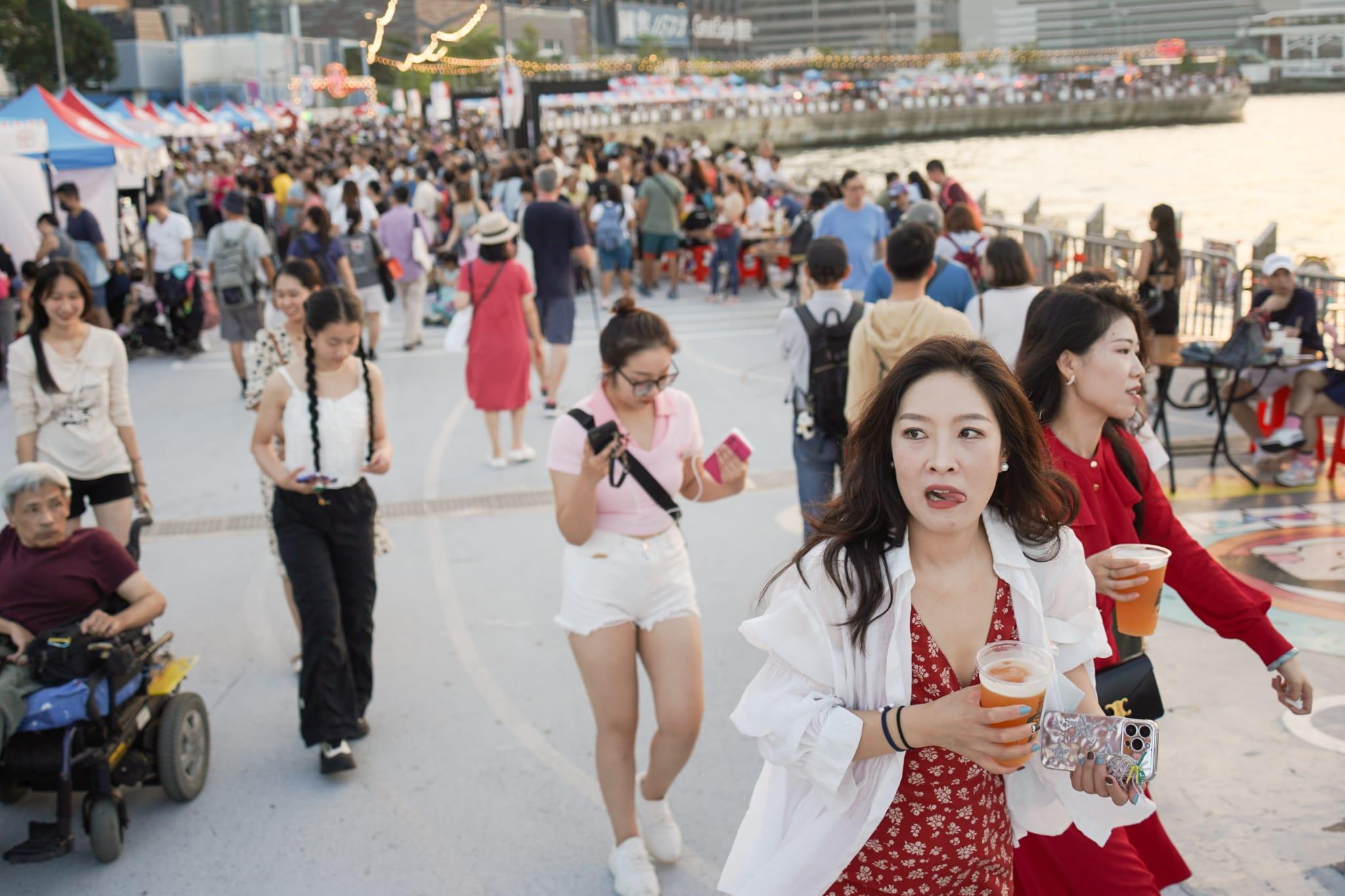 灣仔海濱市集吸引不少市民入場。(李睿哲攝)