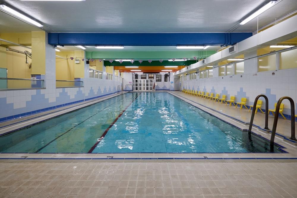 香港中華基督教青年會的室內泳池。原有的黃銅扶手沿用至今。(政府新聞處圖)