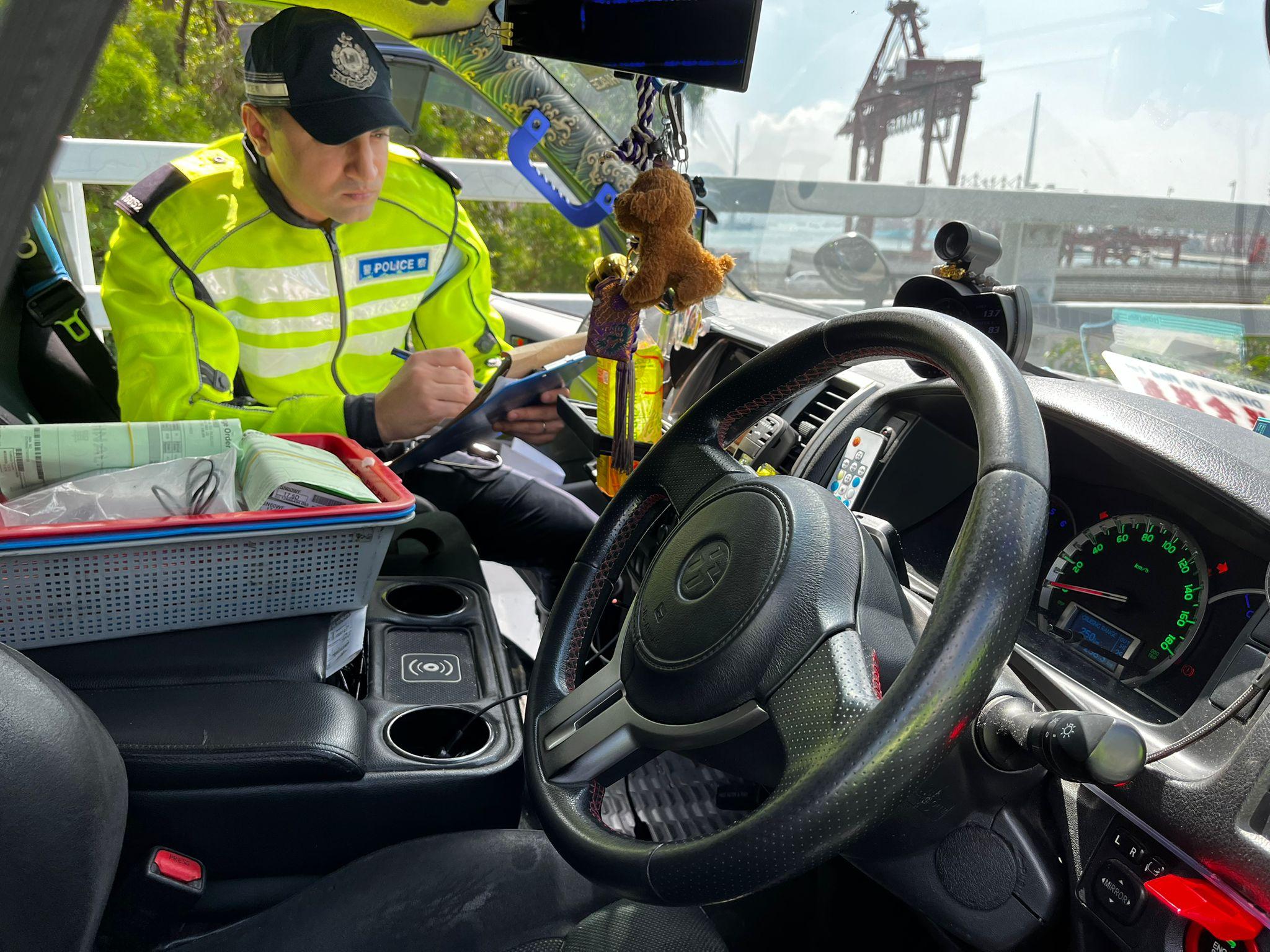 警打擊貨車違例發逾1200張牛肉乾 另截獲被通緝司機