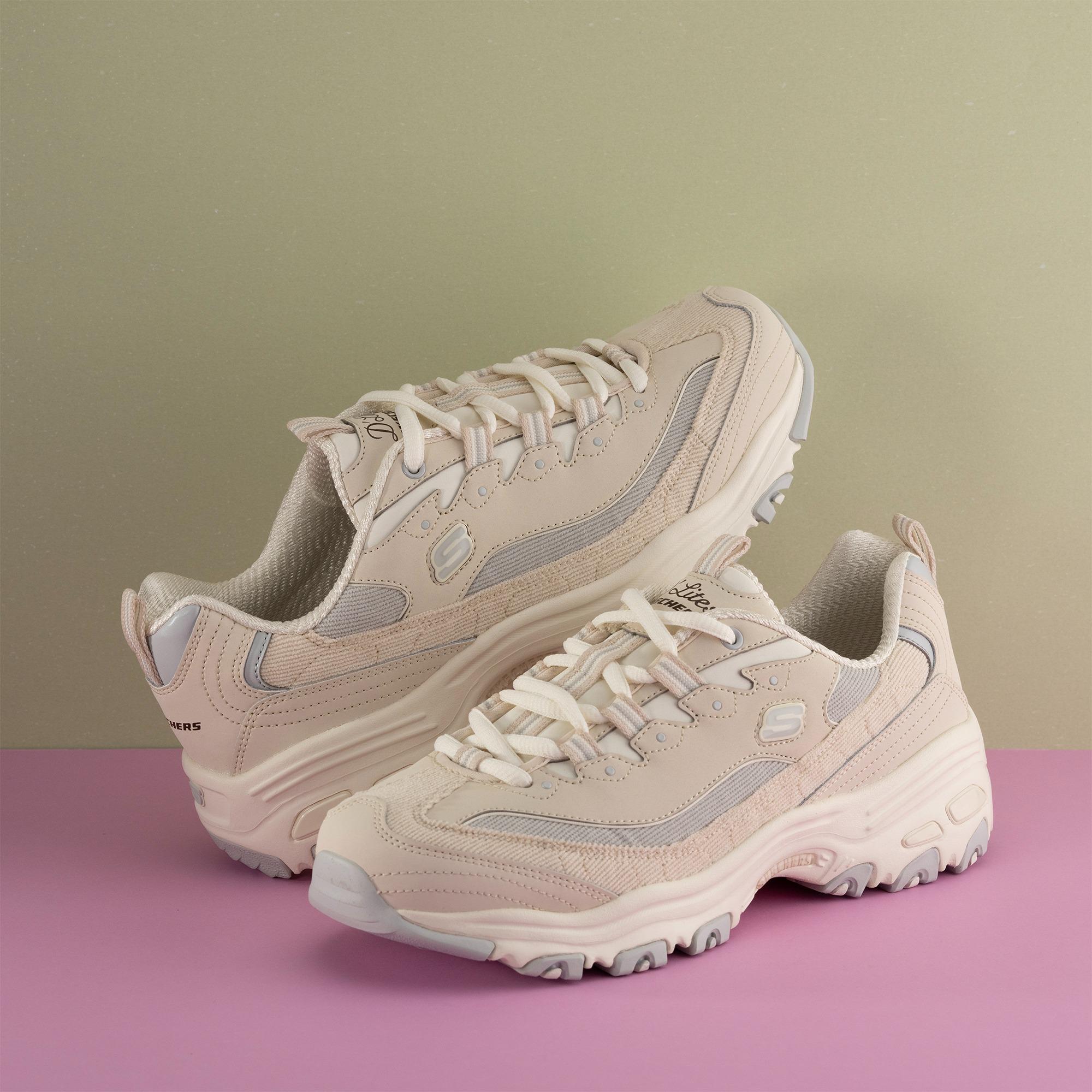 SKECHERS聯乘茶飲品牌「花斑茶社」推出D’Lites奶茶熊系列