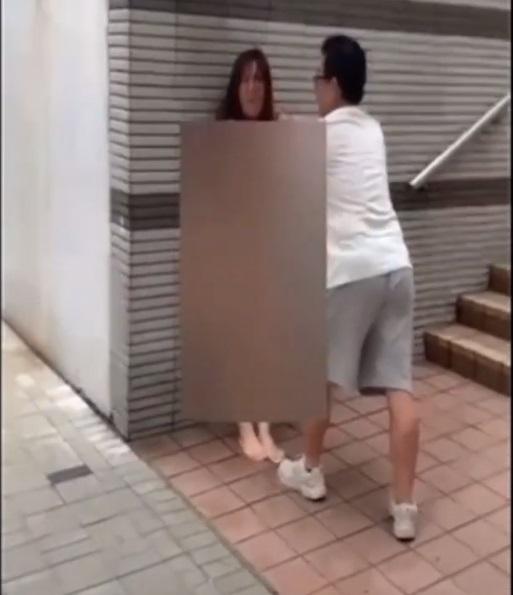 網上熱話|裸女向拍片人士爆粗:「望乜X嘢望呀,X你老母」。(網片截圖)