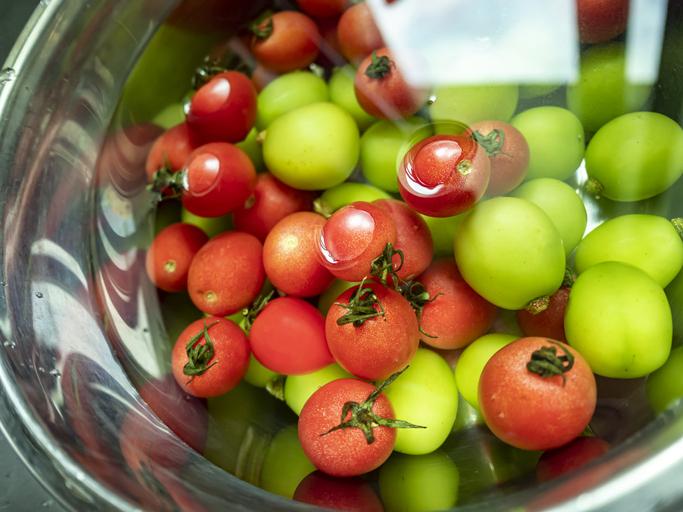 廚餘製作成環保酵素用途4丨清洗蔬菜水果,在1公升清水加入2湯匙環保酵素,浸泡45分鐘,可去除蔬果表面的殘留農藥、寄生蟲卵。(Getty Images)