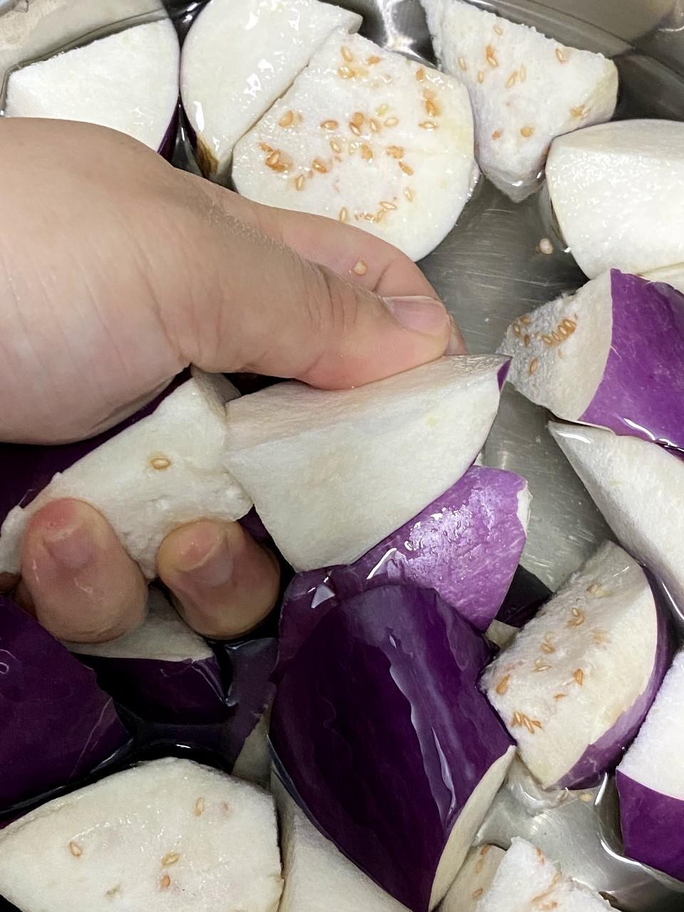 魚香茄子食譜│1. 茄子滾刀切小塊,放入盤中,加鹽浸水,煮之前擠水,放入保鮮袋中,加粟粉,搖勻。燒熱油,將茄子煎至變軟身盛起。