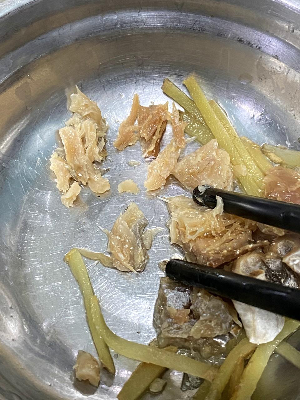 魚香茄子食譜│2. 鹹魚加少許薑絲同蒸10分鐘,拆肉。蒜頭、大葱和薑切碎。豬肉加醃料略醃。