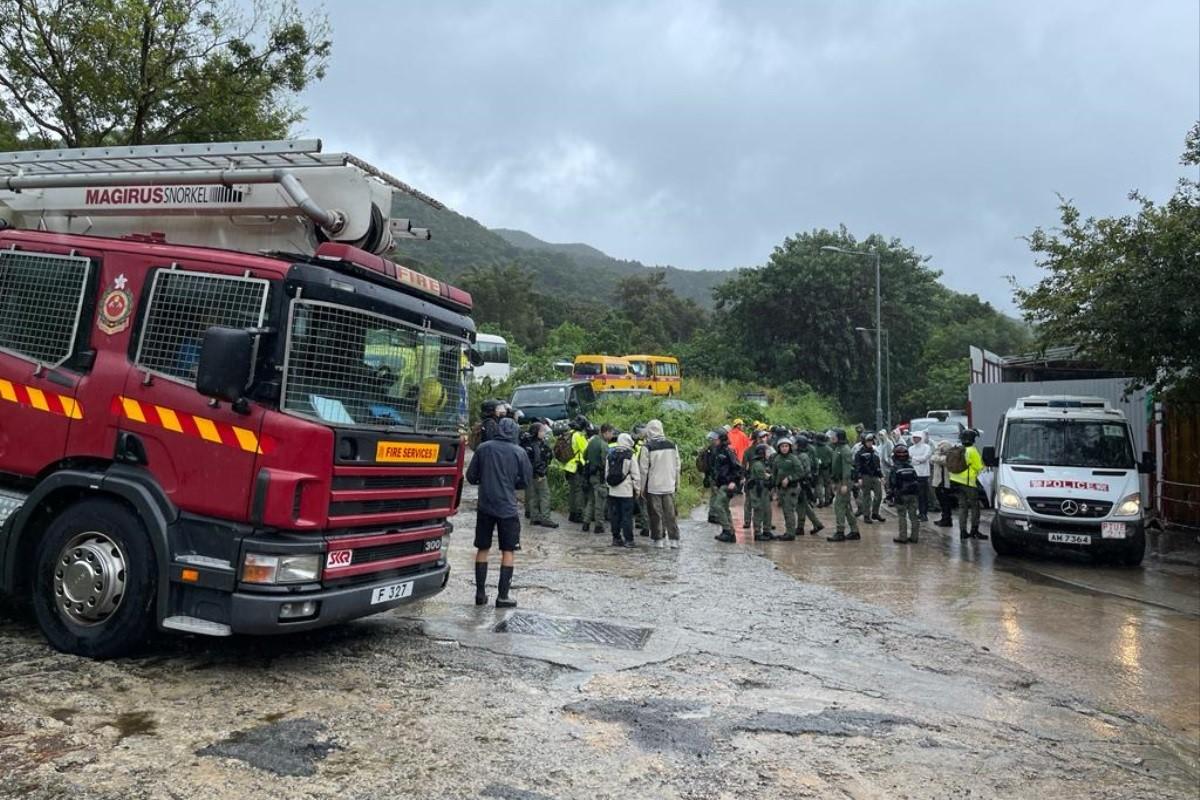 警方、消防處和民安隊在颱風襲港期間,繼續登山搜救失蹤男生曾憲哲。(警方FB圖片)