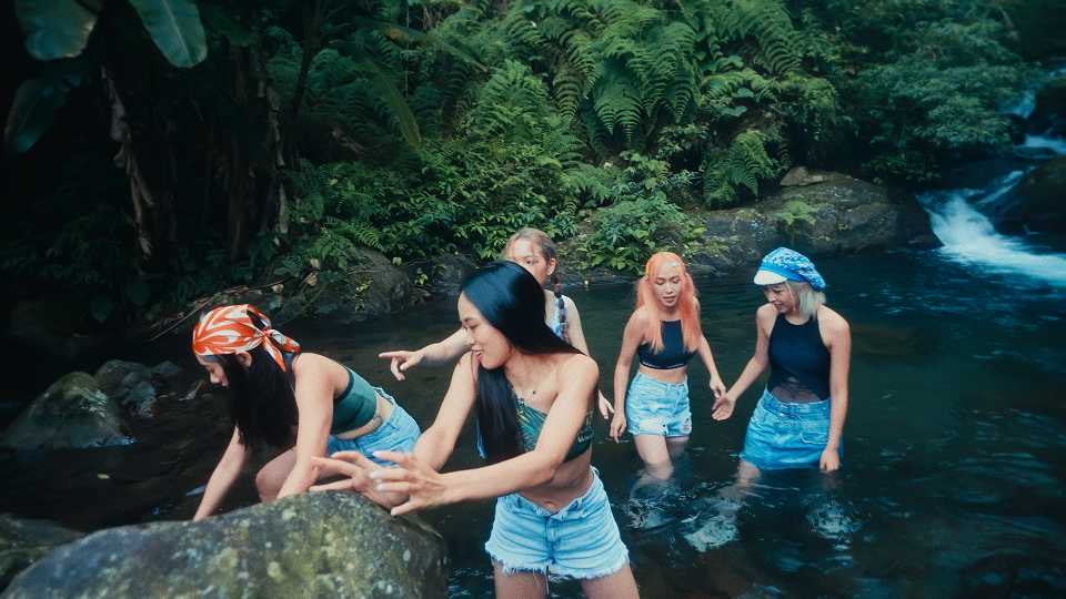 李凱翹Kay在台灣拍《最佳女團友》MV時,不慎在溪澗的青苔路上跣倒。