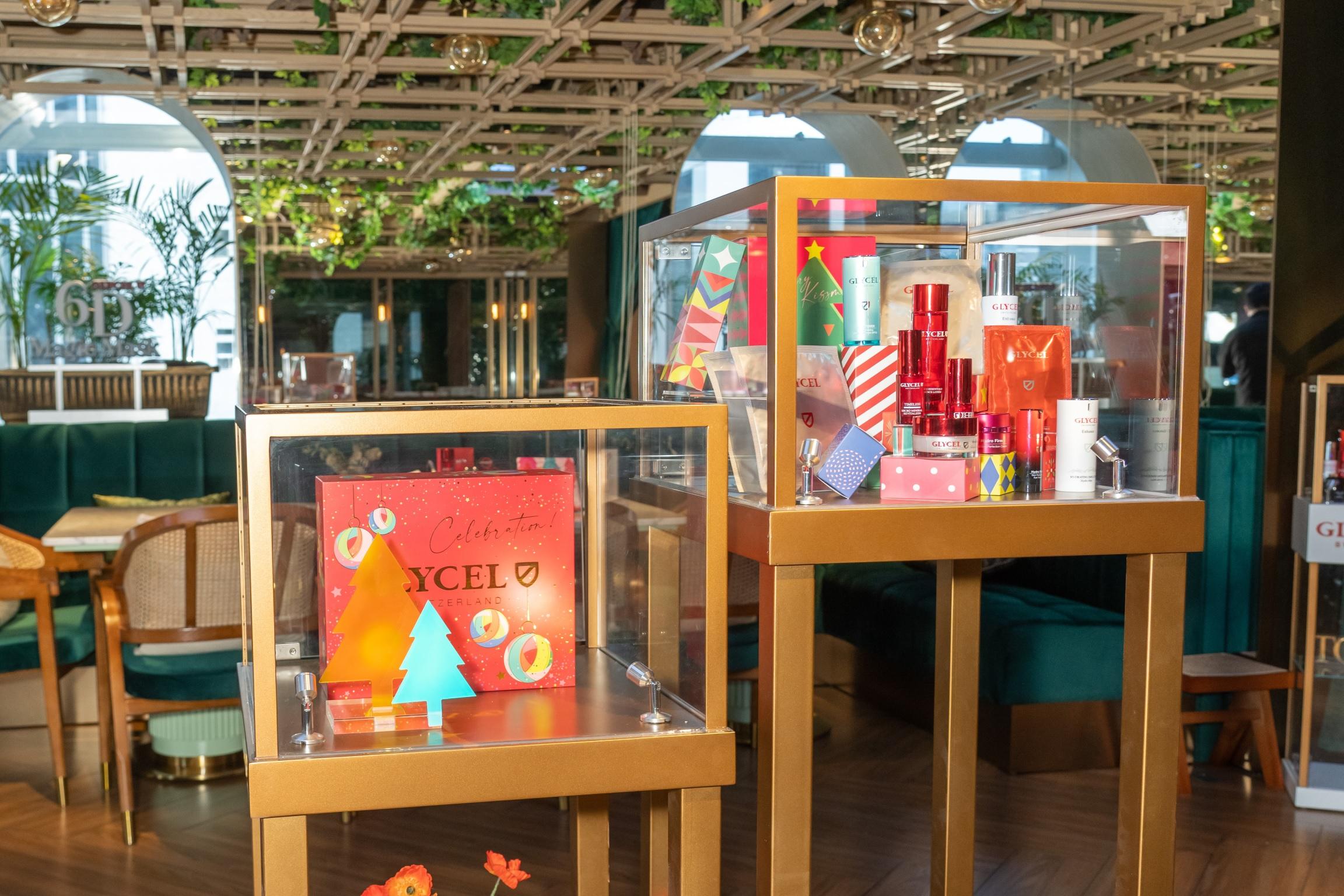 席間預先發布聖誕重點產品「GLYCEL瑞士聖誕凝幻星鑽禮盒」。