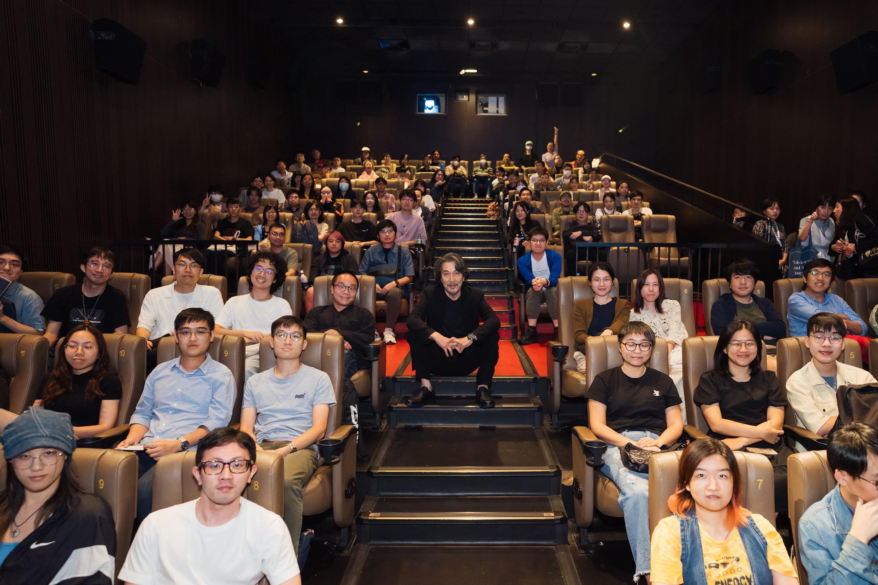 役所廣司出席《X聖治》映後談,跟觀眾合照。