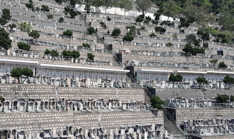 有人在社交平台Facebook刊登招聘啟示,聲稱柴灣墳場現時正聘請夜更兼職保安員。(網上圖片)