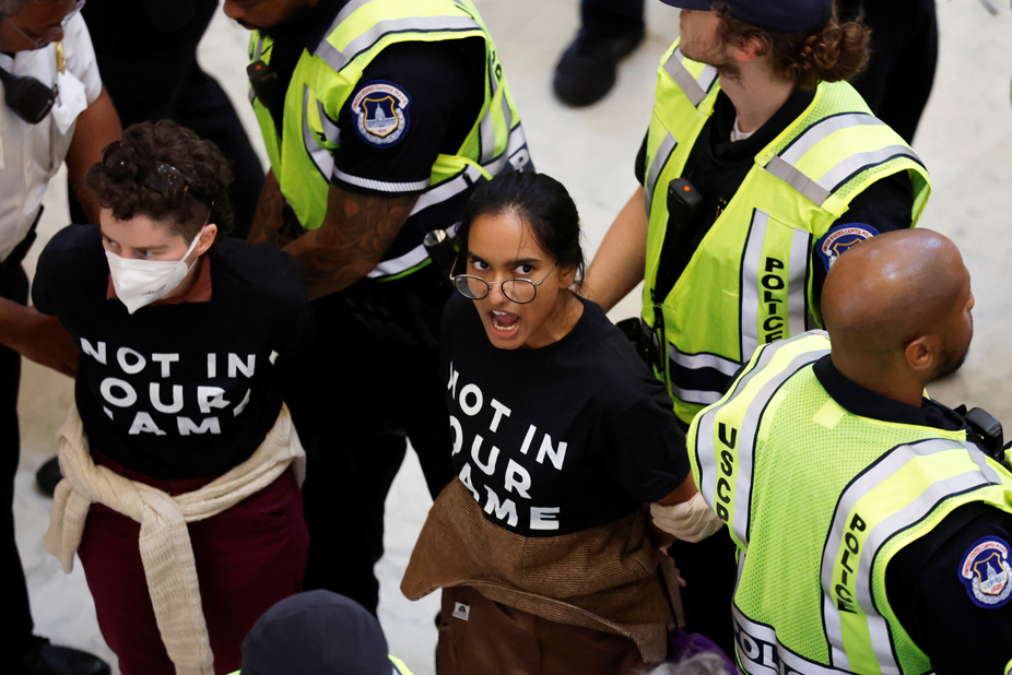 美國國會山莊外周三(18日)有數千名身穿黑色上衣的示威者發動集會,要求拜登政府推動停火,期間部份人進入國會大樓違規示威,300人被捕,其中3人涉嫌襲警。(路透社)