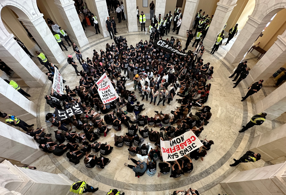 美國國會山莊外周三(18日)有數千名身穿黑色上衣的示威者發動集會,要求拜登政府推動停火,期間部份人進入國會大樓違規示威,300人被捕,其中3人涉嫌襲警。(路透社)