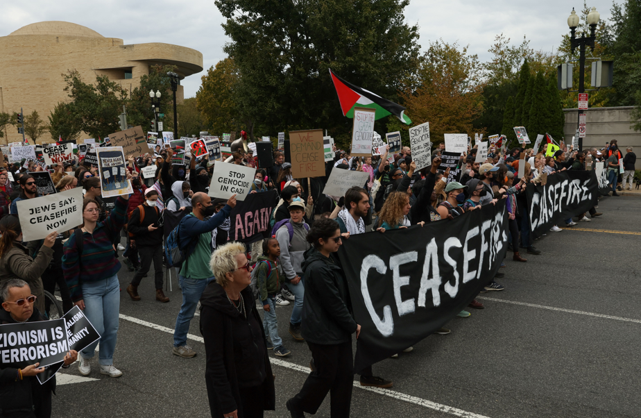 美國國會山莊外周三(18日)有數千名身穿黑色上衣的示威者發動集會,要求拜登政府推動停火,期間部份人進入國會大樓違規示威,300人被捕,其中3人涉嫌襲警。(路透社)