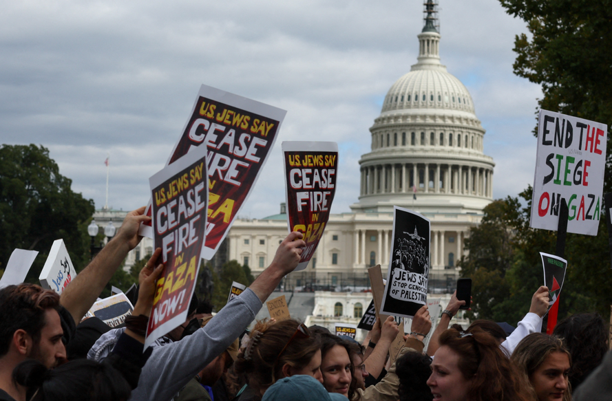 美國國會山莊外周三(18日)有數千名身穿黑色上衣的示威者發動集會,要求拜登政府推動停火,期間部份人進入國會大樓違規示威,300人被捕,其中3人涉嫌襲警。(路透社)