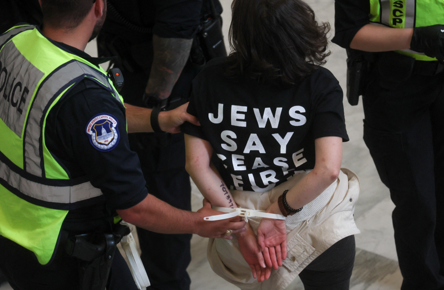 美國國會山莊外周三(18日)有數千名身穿黑色上衣的示威者發動集會,要求拜登政府推動停火,期間部份人進入國會大樓違規示威,300人被捕,其中3人涉嫌襲警。(路透社)