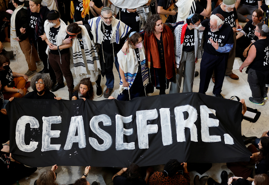 美國國會山莊外周三(18日)有數千名身穿黑色上衣的示威者發動集會,要求拜登政府推動停火,期間部份人進入國會大樓違規示威,300人被捕,其中3人涉嫌襲警。(路透社)