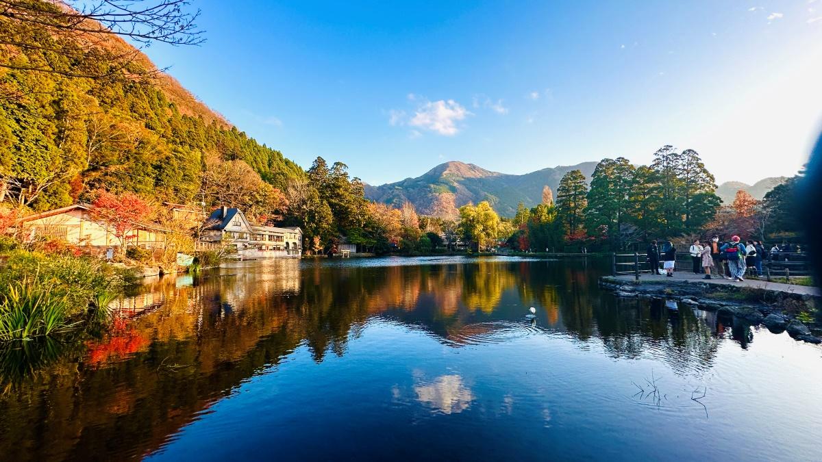 大分紅葉景點,被由布岳包圍的金鱗湖被稱為「岳下之池」,以秋冬晨霧美景而聞名,同期還可以看到秋季楓紅。設有平坦的環湖步道,繞湖一周約四百米,老少咸宜。(圖片來源:日本見)