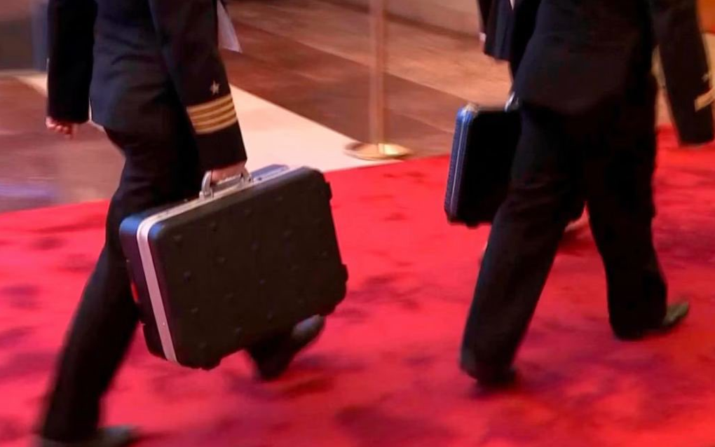 普京訪華期間 隨扈攜「核按鈕」手提箱罕見曝光 (路透社)