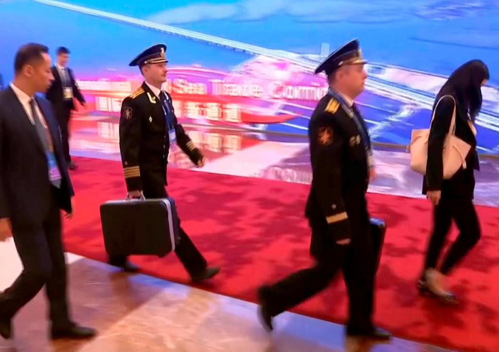 普京訪華期間 隨扈攜「核按鈕」手提箱罕見曝光 (路透社)