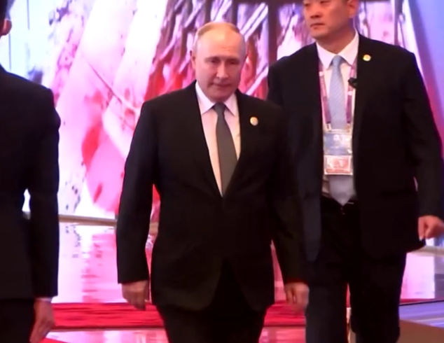 普京訪華期間 隨扈攜「核按鈕」手提箱罕見曝光 (路透社)