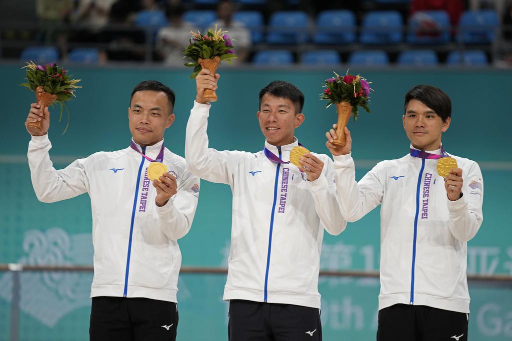 杭州亞運速度輪滑3000米男子接力賽,中華台北壓線反超南韓摘金。(美聯社)