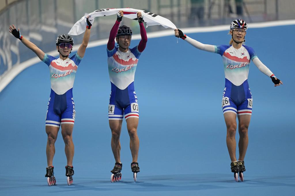 杭州亞運速度輪滑3000米男子接力賽,中華台北壓線反超南韓摘金。(美聯社)