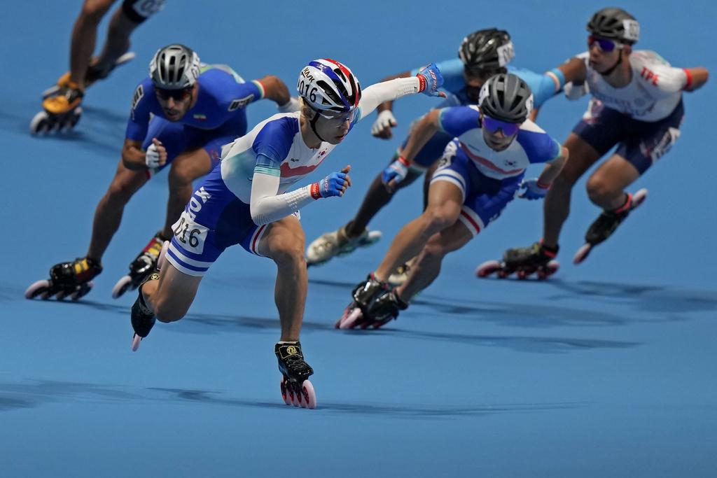 杭州亞運速度輪滑接力賽決賽,南韓的鄭喆元在最後彎位領先。(美聯社)