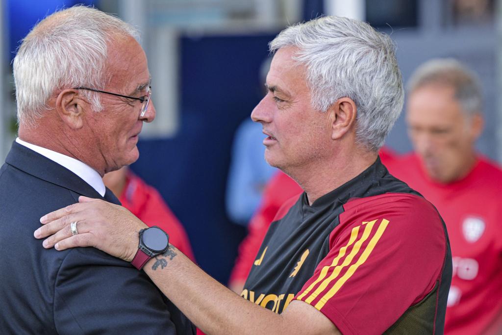 摩連奴與雲尼亞里賽後交流。(美聯社)