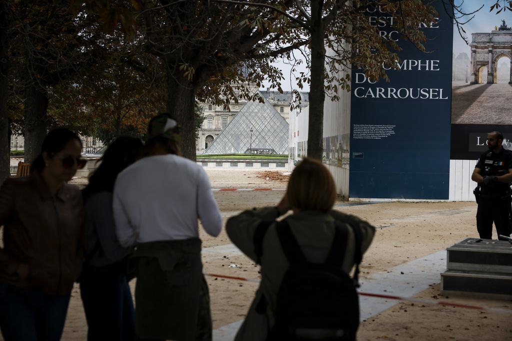 以巴衝突|羅浮宮被封鎖,民眾從外觀察。(美聯社)