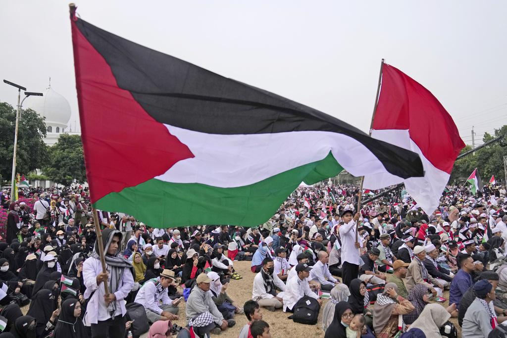 以巴衝突|印尼雅加達周日有大型集會,表達支持巴勒斯坦。(美聯社)