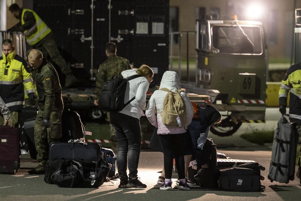 以巴衝突|一批德國公民乘軍方專機周日返抵德國。(美聯社)