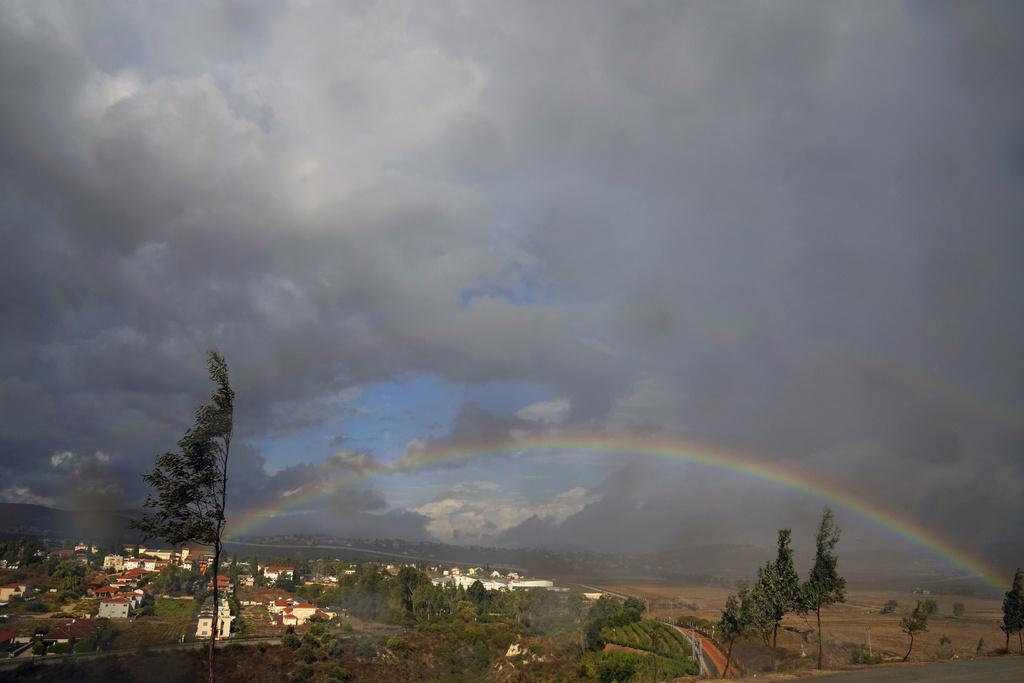 以巴衝突|以色列向黎巴嫩開火,邊境的以色列城鎮Metula周日出現彩虹。(美聯社)