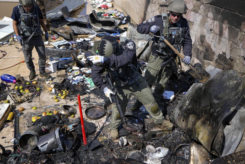 以巴衝突|以色列南部城市Sderot遭哈馬斯火箭炮攻擊,以軍檢視受襲地點殘骸。(美聯社)