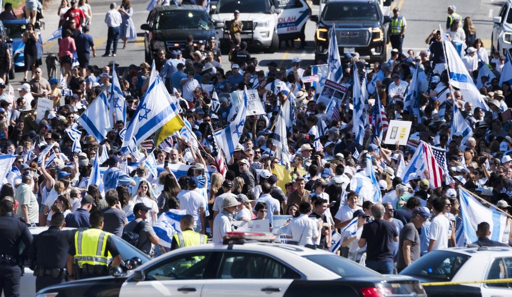 以巴衝突|美國洛杉磯周日有大批民眾示威,支持以色列。(美聯社)