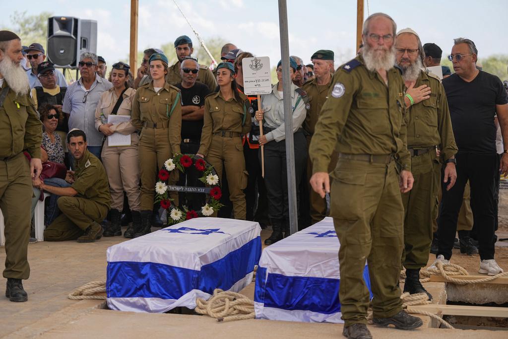 以巴衝突|在哈馬斯突襲中喪生的以色列一家五口,於周二舉殯。(美聯社)