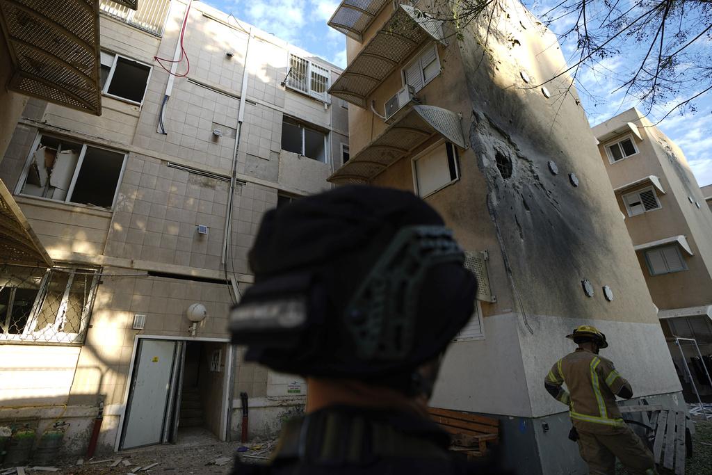 以巴衝突|以色列Sderot一幢民房被哈馬斯火箭炮炸開一個大洞。(美聯社)