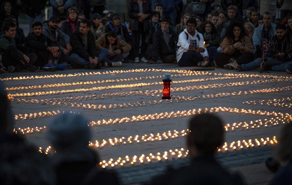 德國民眾燃點蠟燭悼念以巴衝突死難者。(美聯社)