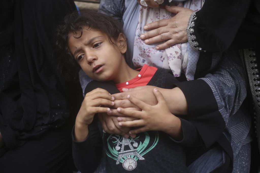 巴勒斯坦一名兒童哀悼空襲中死去的親人。(美聯社)