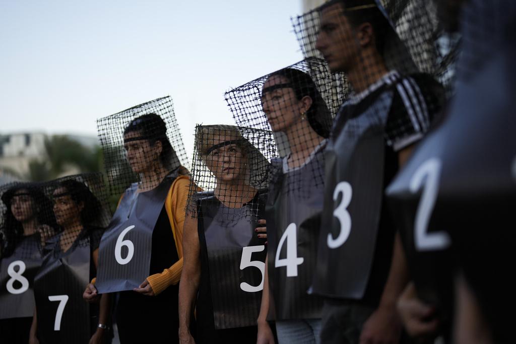 以色列政府周三(25日)表示,目前被巴勒斯坦武裝組織哈馬斯扣押的約220名人質中,138人持有外國護照。(美聯社)