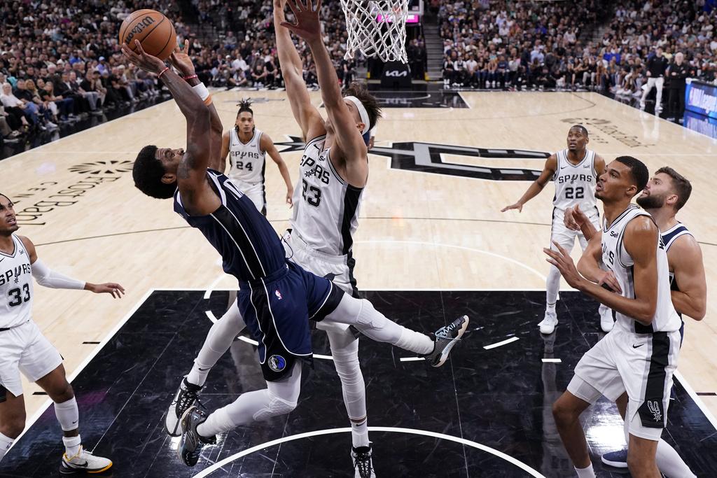 獨行俠126:119擊敗馬刺。(美聯社)