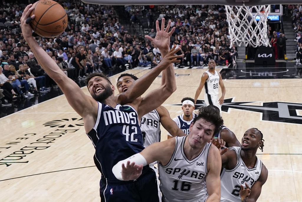 獨行俠126:119擊敗馬刺。(美聯社)