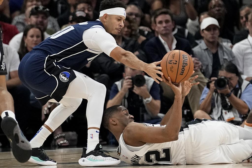 獨行俠126:119擊敗馬刺。(美聯社)