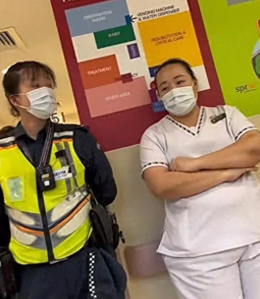 被告表示被汽車撞傷腳,在醫院等了三小時還未見到醫生,其間辱罵護士(影片截圖)